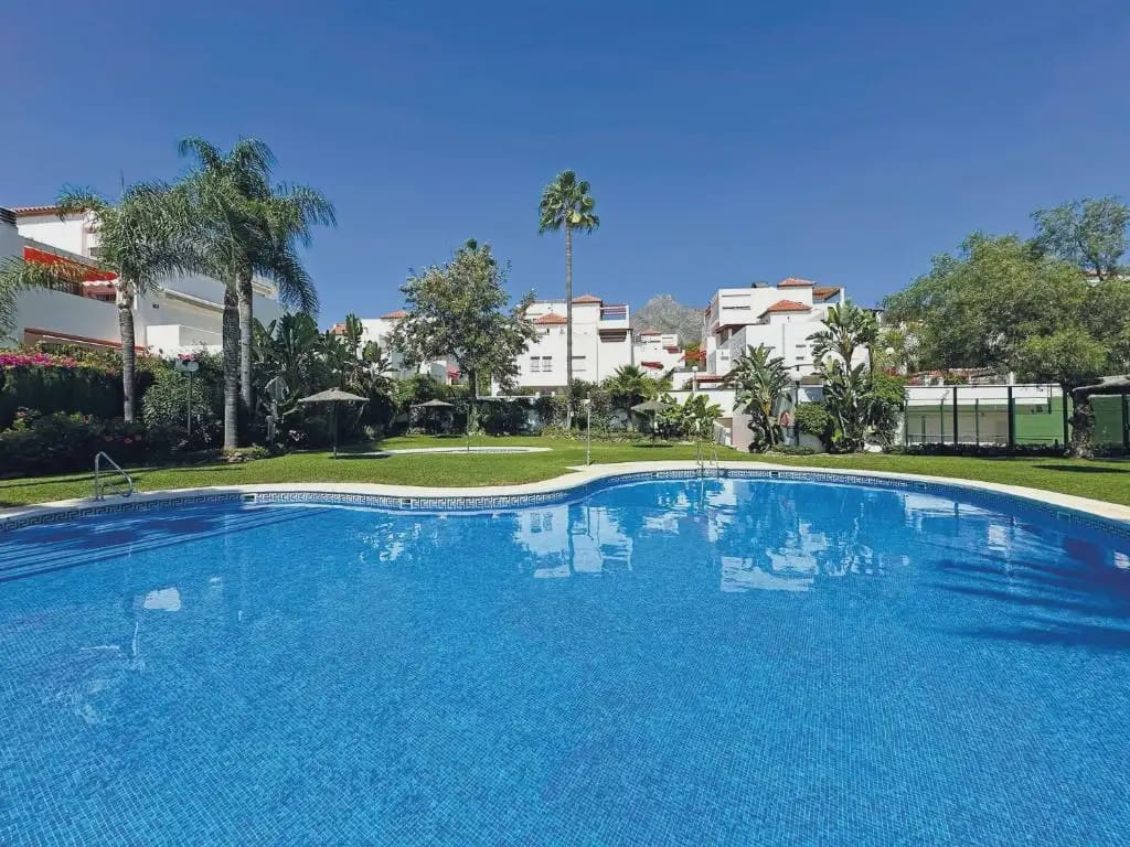 3 soveværelse Rækkehus til salg i Marbella med swimmingpool garage - € 750.000 (Ref: 10170142)