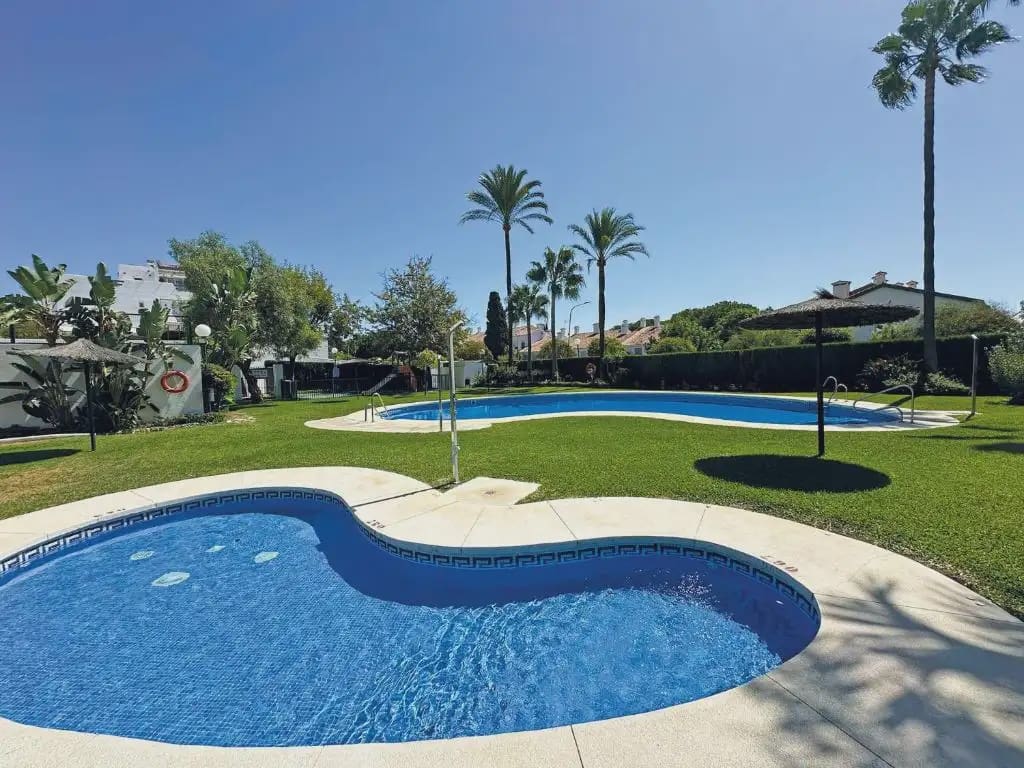 3 soveværelse Rækkehus til salg i Marbella med swimmingpool garage - € 750.000 (Ref: 10170142)