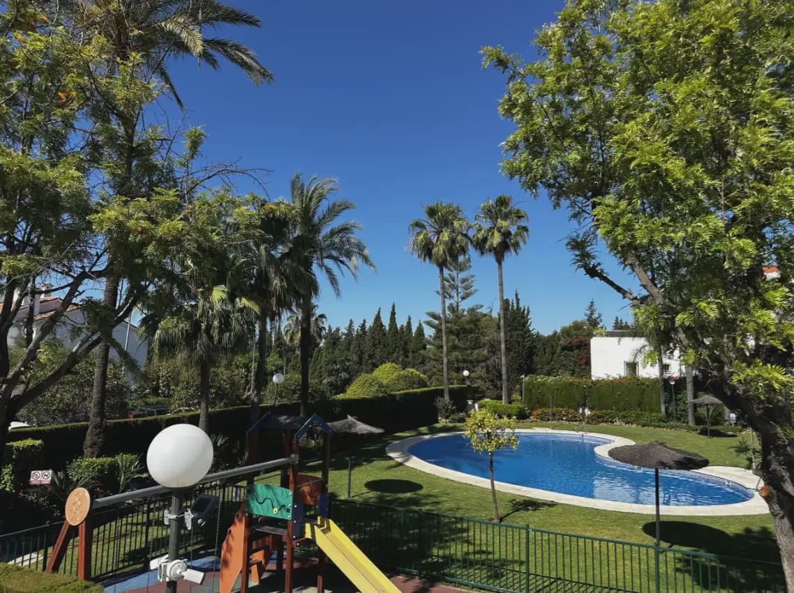 3 soveværelse Rækkehus til salg i Marbella med swimmingpool garage - € 750.000 (Ref: 10170142)