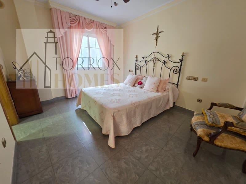 Piso de 5 habitaciones en Torrox en venta - 250.000 € (Ref: 10166928)