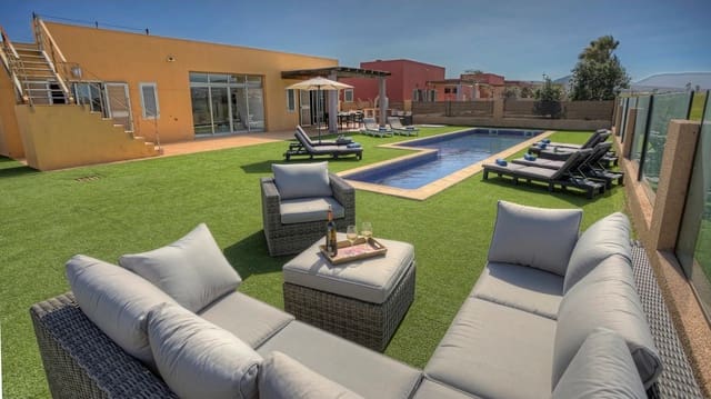 5 quarto Moradia para arrendar em Caleta de Fuste, Antigua com piscina garagem - 3 750 € (Ref: 10173003)