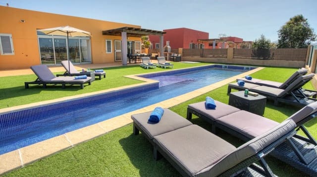 5 quarto Moradia para arrendar em Caleta de Fuste, Antigua com piscina garagem - 3 750 € (Ref: 10173003)