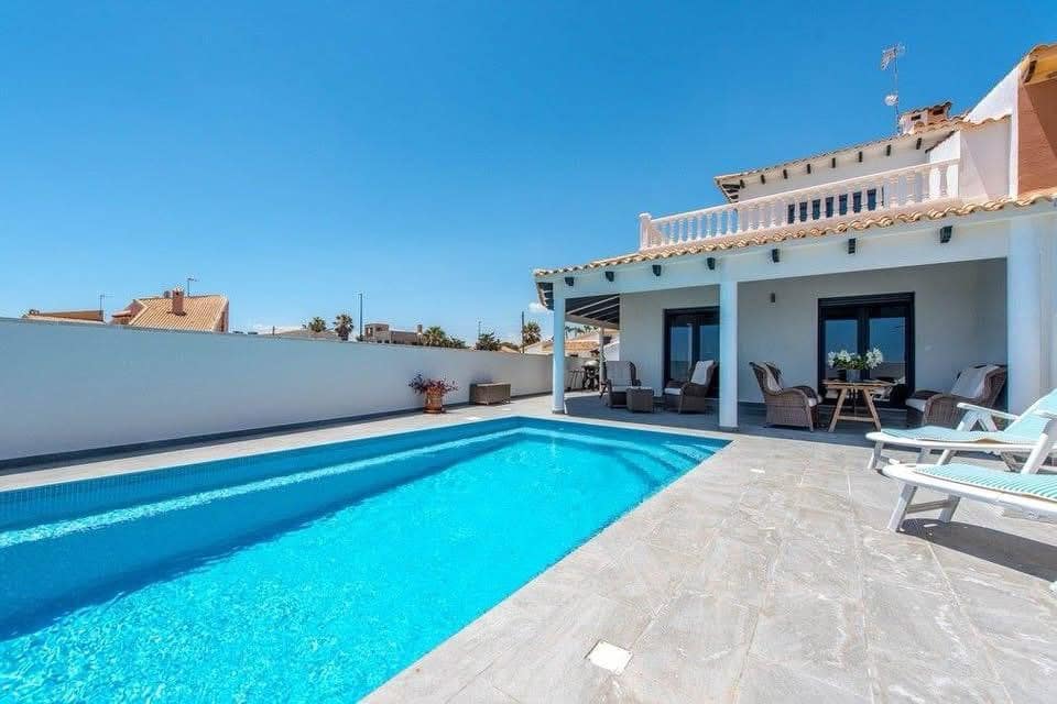 3 bedroom Villa for sale in Punta Prima with pool garage - € 695,000 (Ref: 10177425)
