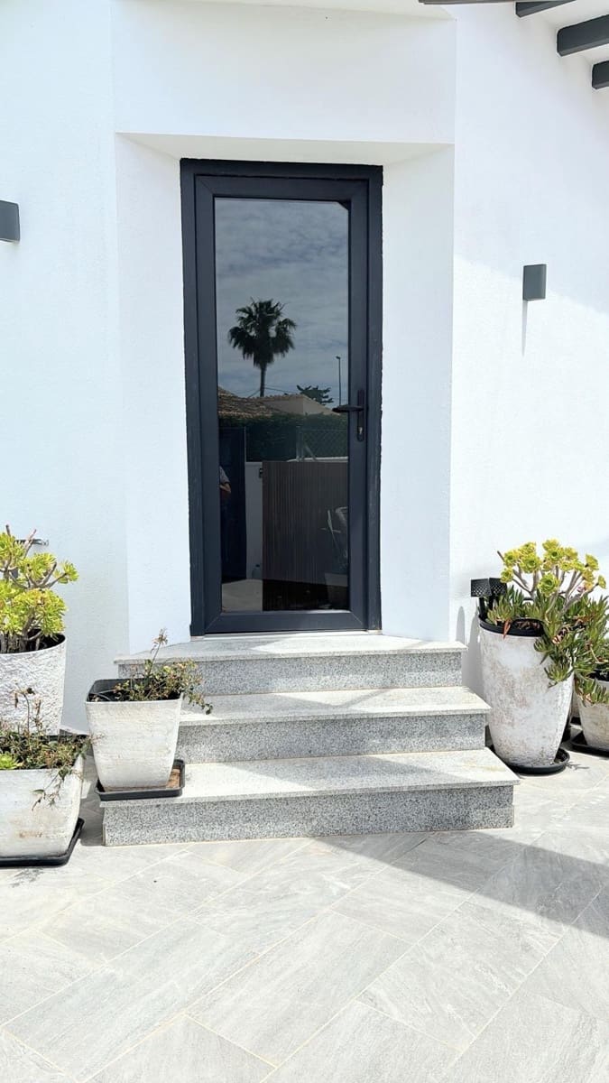 3 bedroom Villa for sale in Punta Prima with pool garage - € 695,000 (Ref: 10177425)