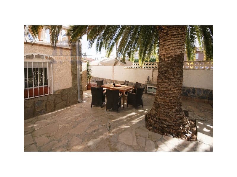 6 bedroom Villa for sale in Miami Playa / Miami Platja with pool - € 385,000 (Ref: 8567402)