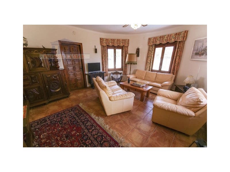 6 bedroom Villa for sale in Miami Playa / Miami Platja with pool - € 385,000 (Ref: 8567402)