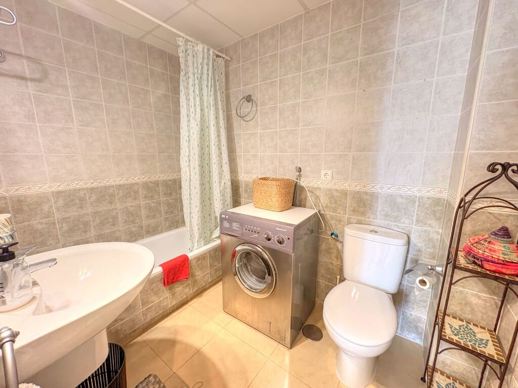 2 sovrum Lägenhet att hyra i Benajarafe med pool garage - 1 200 € (Ref: 10118831)