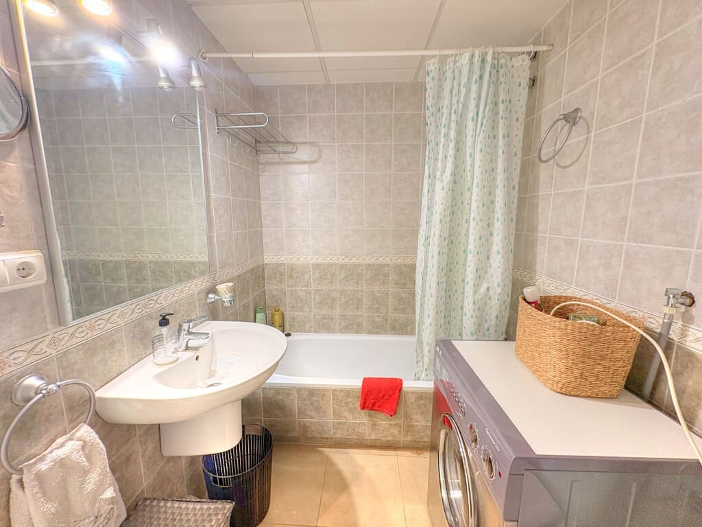 2 sovrum Lägenhet att hyra i Benajarafe med pool garage - 1 200 € (Ref: 10118831)