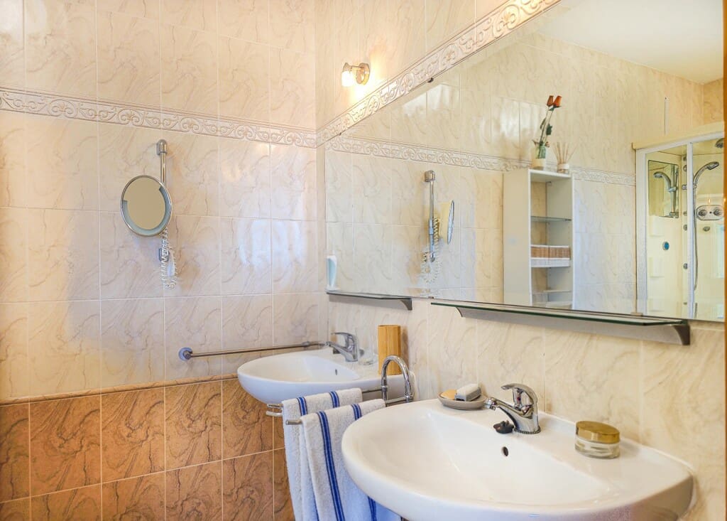 4 quarto Moradia para venda em Arenas com piscina garagem - 895 000 € (Ref: 10118832)