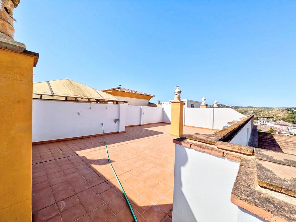 2 soveværelse Penthouse til leje i Vinuela med swimmingpool garage - € 950 (Ref: 10159109)