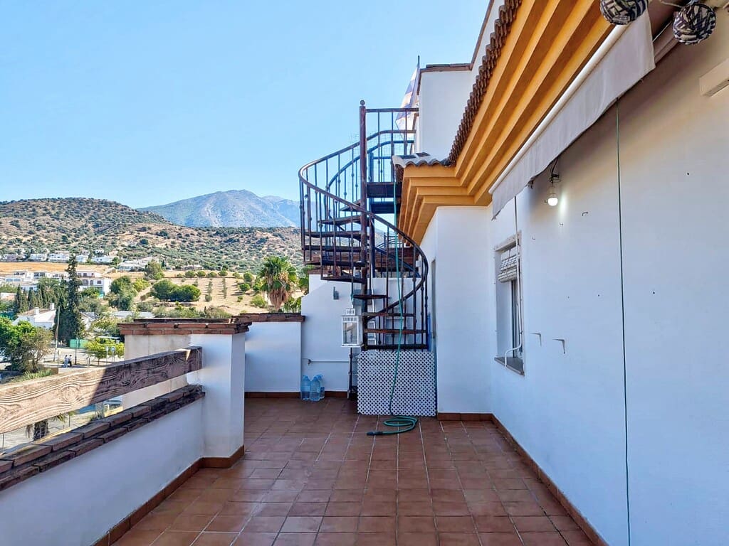2 soveværelse Penthouse til leje i Vinuela med swimmingpool garage - € 950 (Ref: 10159109)