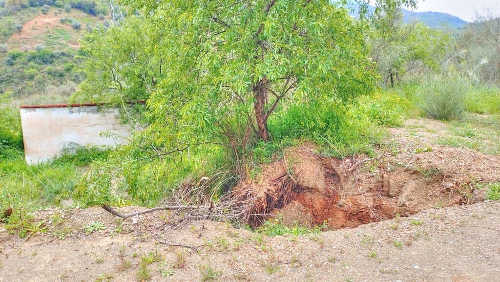 Grunde uden byggetilladelser til salg i Comares - € 25.000 (Ref: 1968384)