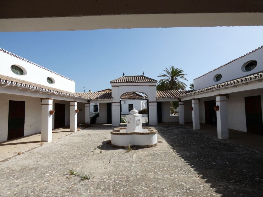 12 sovrum Finca/Hus på landet till salu i Almayate - 3 000 000 € (Ref: 3576715)