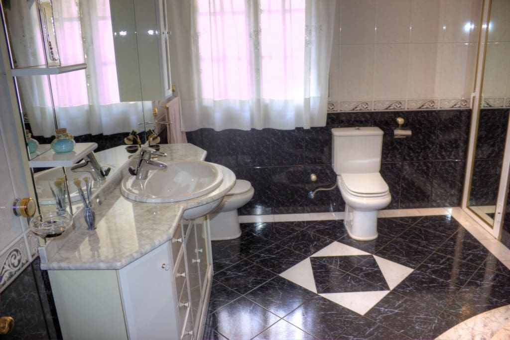 7 bedroom Townhouse for sale in Casarabonela - € 637,000 (Ref: 3577911)