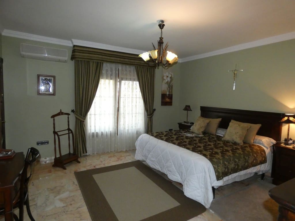 5 makuuhuone Huvila myytävänä paikassa Alhaurin de la Torre mukana uima-altaan 
autotalli - 850 000 € (Ref: 4235182)