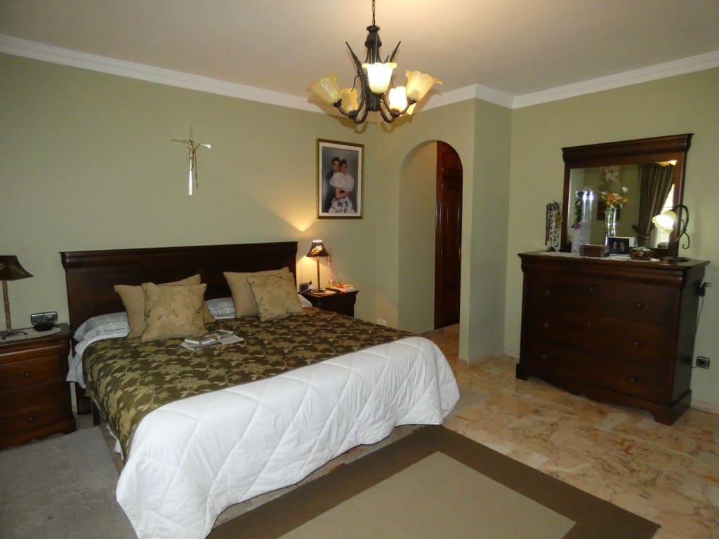 5 makuuhuone Huvila myytävänä paikassa Alhaurin de la Torre mukana uima-altaan 
autotalli - 850 000 € (Ref: 4235182)