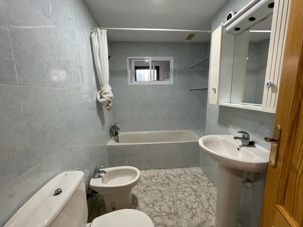 3 slaapkamer Flat te huur in Chilches met zwembad - € 1.050 (Ref: 4314395)