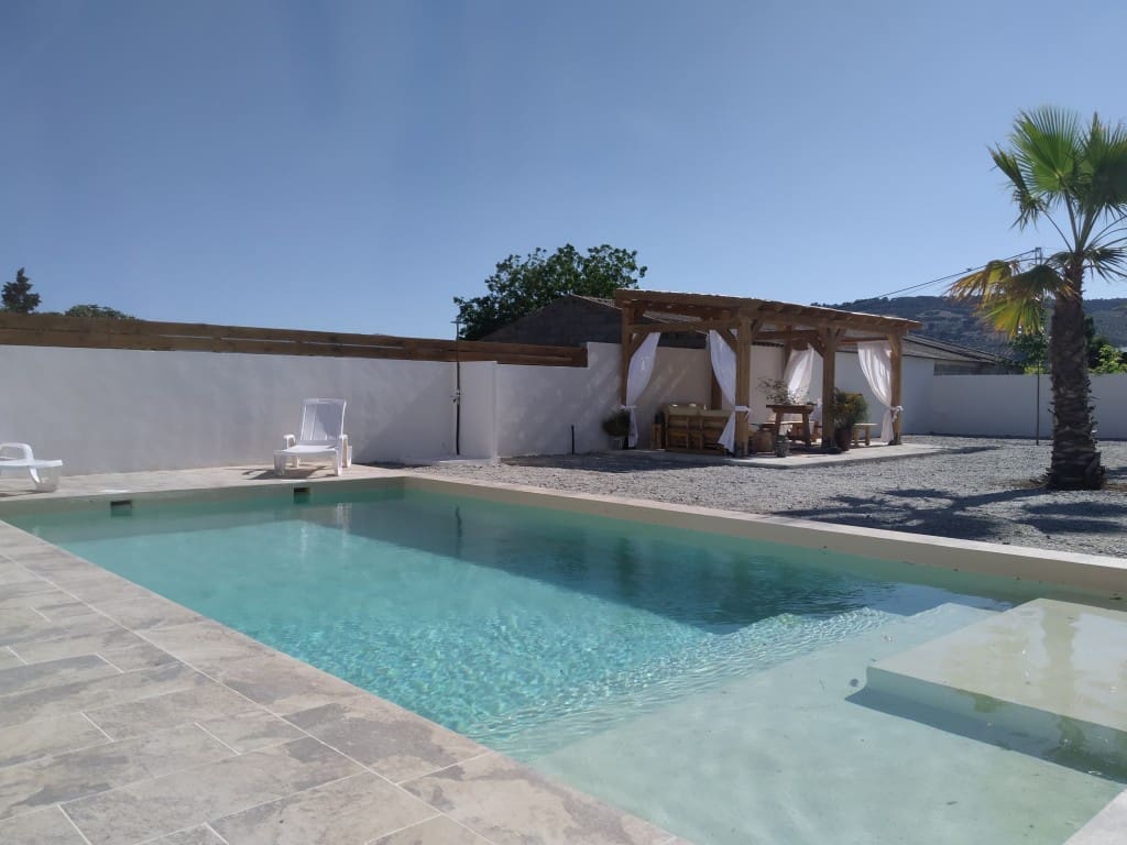 7 bedroom Guesthouse/B & B for sale in Arenas del Rey with pool €