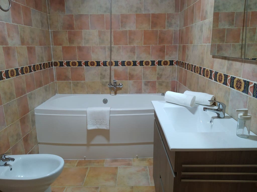 7 bedroom Guesthouse/B & B for sale in Arenas del Rey with pool €