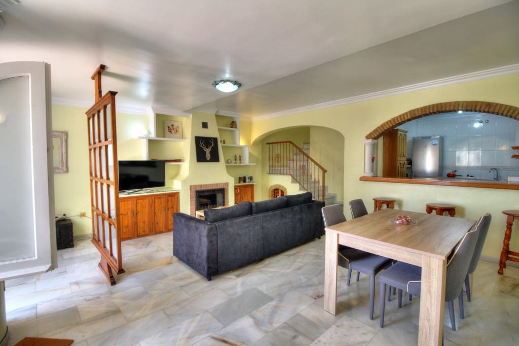 2 bedroom Townhouse for rent in Benajarafe with pool - € 900 (Ref: 7698978)