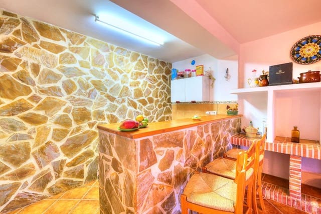 4 soveværelse Finca/Landehus til salg i Comares med swimmingpool - € 260.000 (Ref: 7932523)