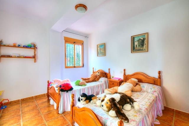 4 soveværelse Finca/Landehus til salg i Comares med swimmingpool - € 260.000 (Ref: 7932523)