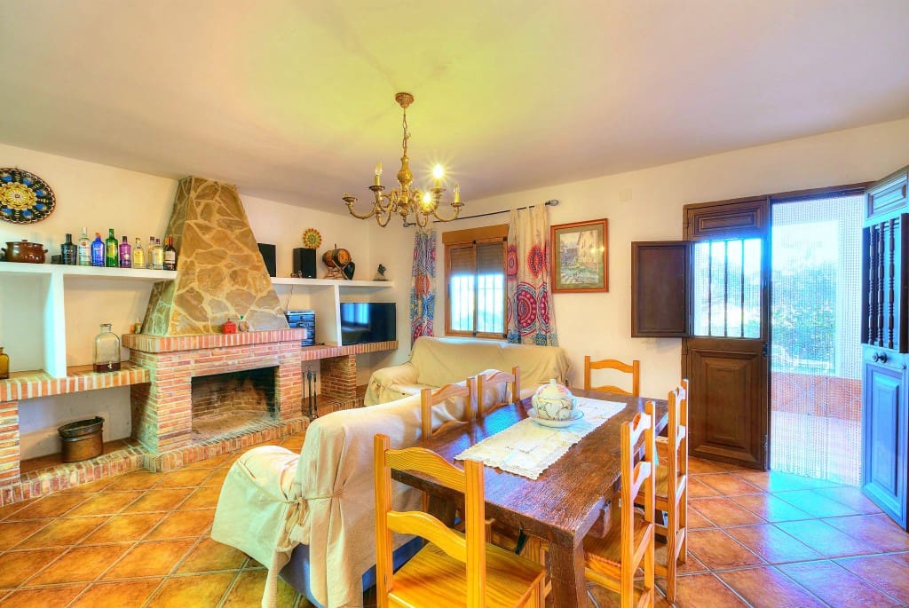 4 soveværelse Finca/Landehus til salg i Comares med swimmingpool - € 260.000 (Ref: 7932523)