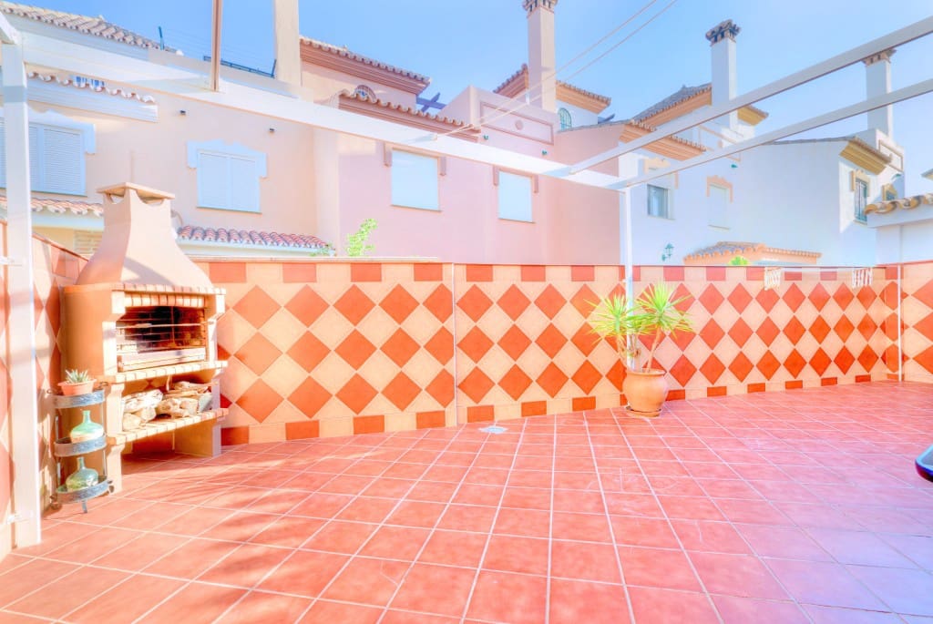 3 soverom Kjedet enebolig til salgs i Torre del Mar med svømmebasseng - € 410 000 (Ref: 8487302)