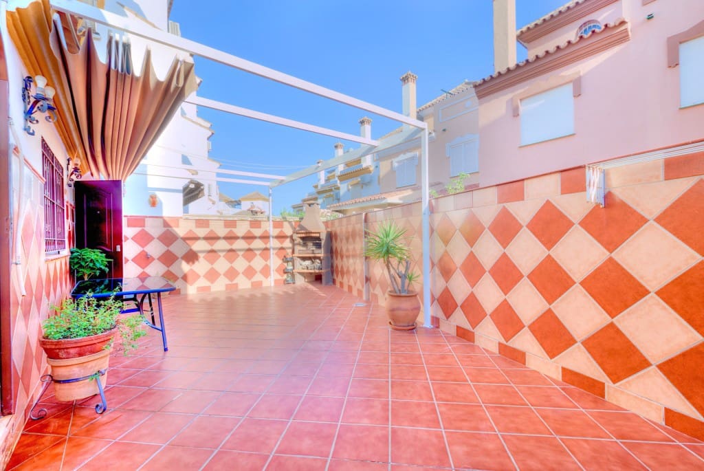 3 soverom Kjedet enebolig til salgs i Torre del Mar med svømmebasseng - € 410 000 (Ref: 8487302)