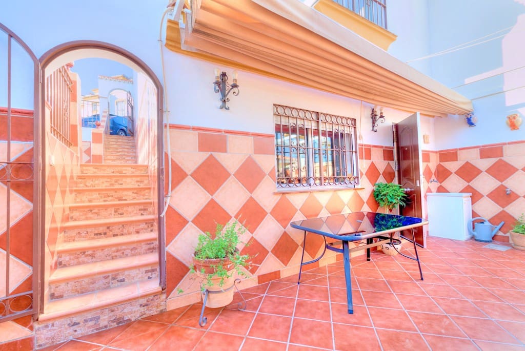 3 soverom Kjedet enebolig til salgs i Torre del Mar med svømmebasseng - € 410 000 (Ref: 8487302)