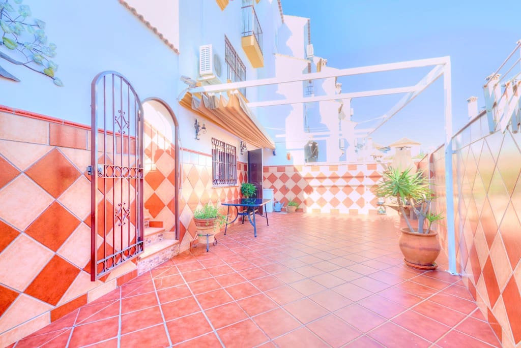 3 soverom Kjedet enebolig til salgs i Torre del Mar med svømmebasseng - € 410 000 (Ref: 8487302)