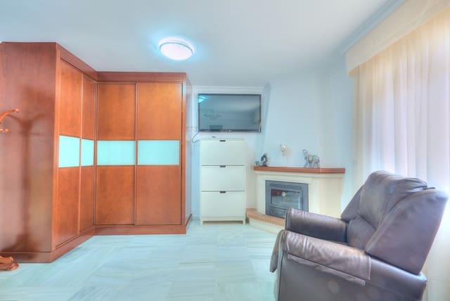 3 slaapkamer Halfvrijstaande villa te koop in Torre del Mar, Vélez-Málaga met zwembad - € 410.000 (Ref: 8487302)