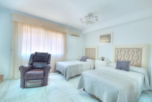 3 slaapkamer Halfvrijstaande villa te koop in Torre del Mar, Vélez-Málaga met zwembad - € 410.000 (Ref: 8487302)