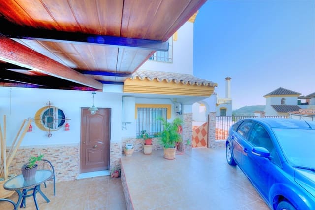 3 slaapkamer Halfvrijstaande villa te koop in Torre del Mar, Vélez-Málaga met zwembad - € 410.000 (Ref: 8487302)