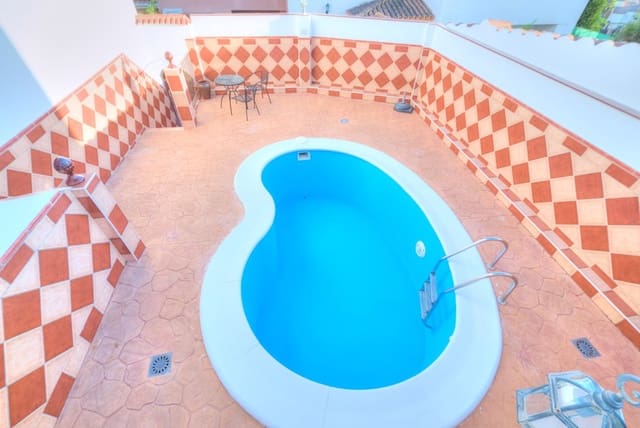 3 slaapkamer Halfvrijstaande villa te koop in Torre del Mar, Vélez-Málaga met zwembad - € 410.000 (Ref: 8487302)