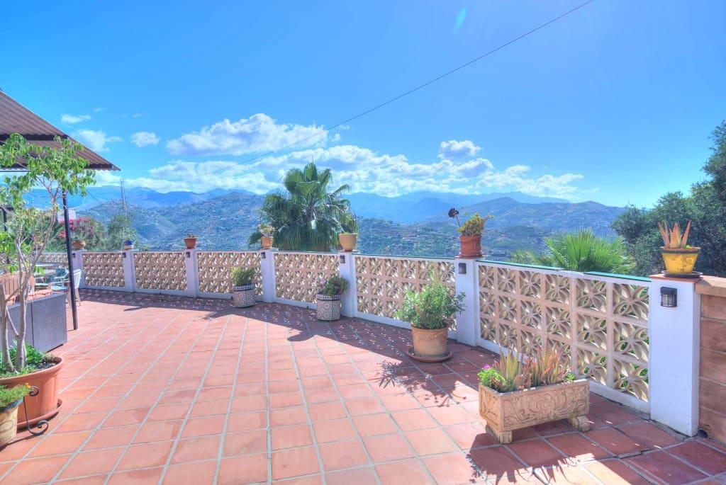 3 soveværelse Finca/Landehus til salg i Sayalonga med swimmingpool - € 390.000 (Ref: 8490882)