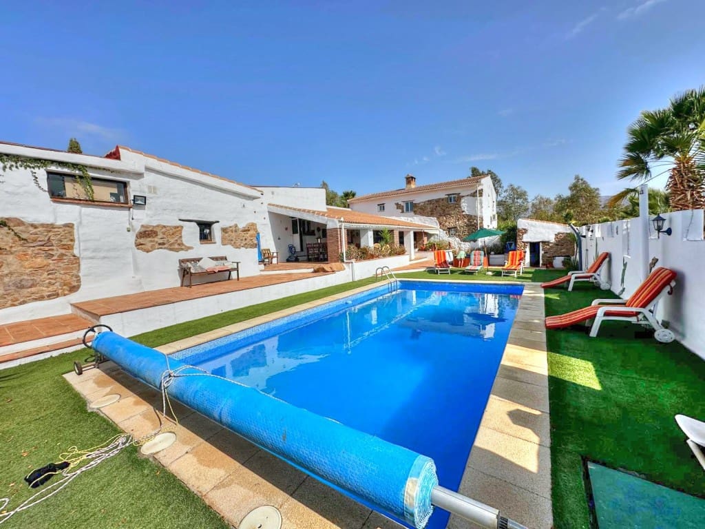 8 sypialnia Finka/Dom wiejski na sprzedaż w Riogordo z basenem - 850 000 € (Ref: 8546858)