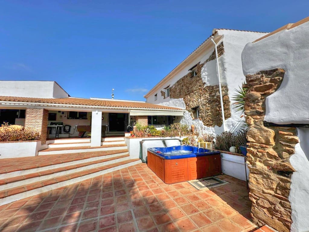 8 sypialnia Finka/Dom wiejski na sprzedaż w Riogordo z basenem - 850 000 € (Ref: 8546858)