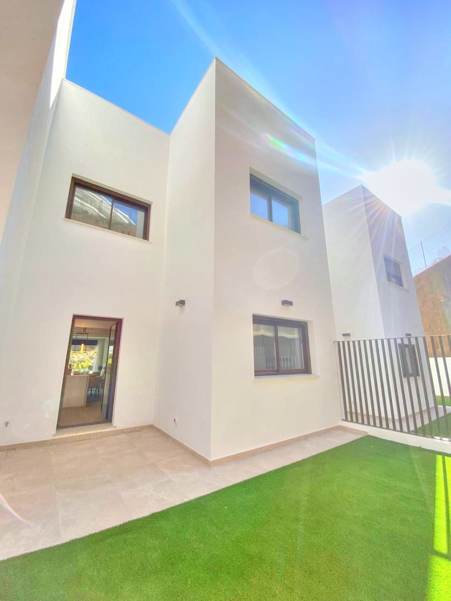 4 bedroom Townhouse for sale in Rincon de la Victoria with garage - € 635,000 (Ref: 8682003)