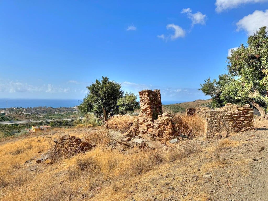 Grunde uden byggetilladelser til salg i Benajarafe - € 90.000 (Ref: 8834117)