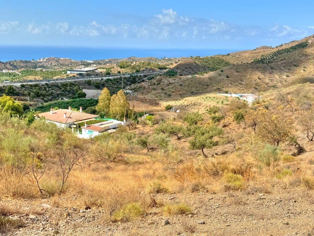 Grunde uden byggetilladelser til salg i Benajarafe - € 90.000 (Ref: 8834117)