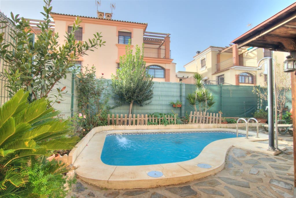 3 soveværelse Semi-Rækkehus til salg i Alhaurin de la Torre med swimmingpool garage - € 525.000 (Ref: 8879421)