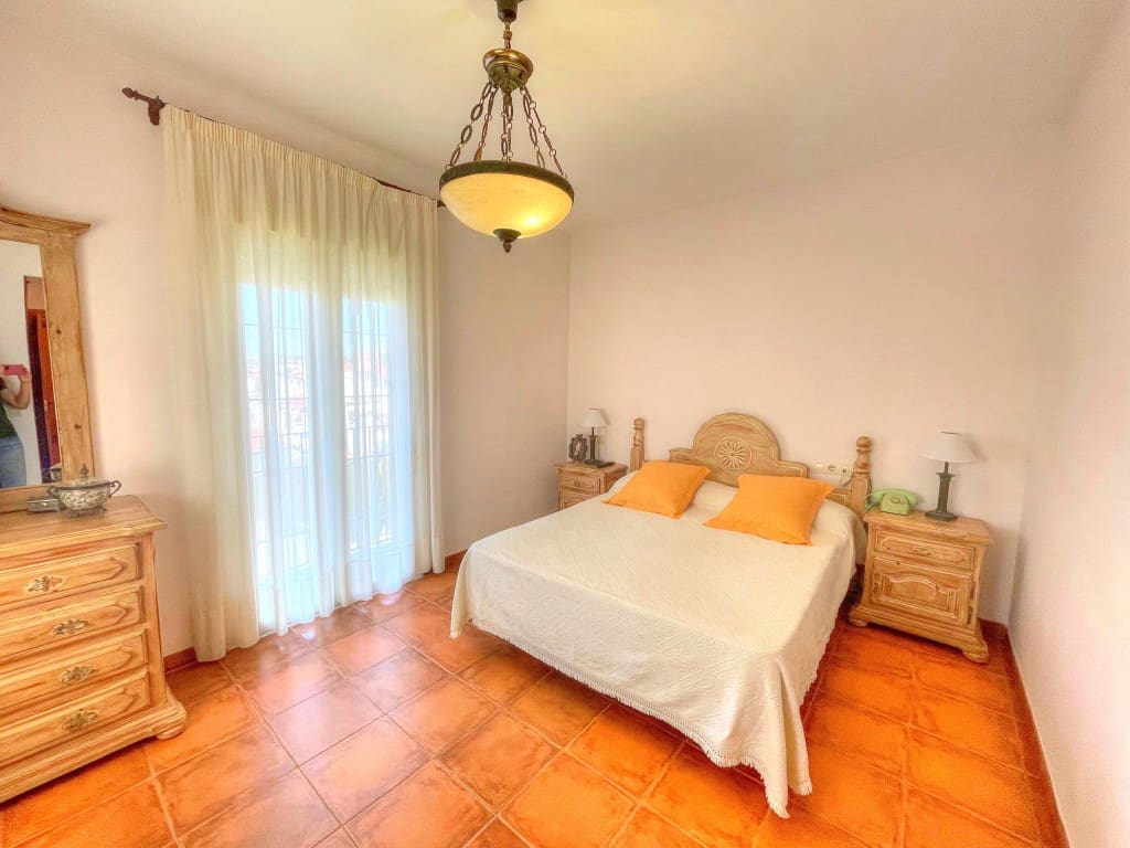 4 soveværelse Semi-Rækkehus til salg i Chilches med swimmingpool garage - € 690.000 (Ref: 9002866)