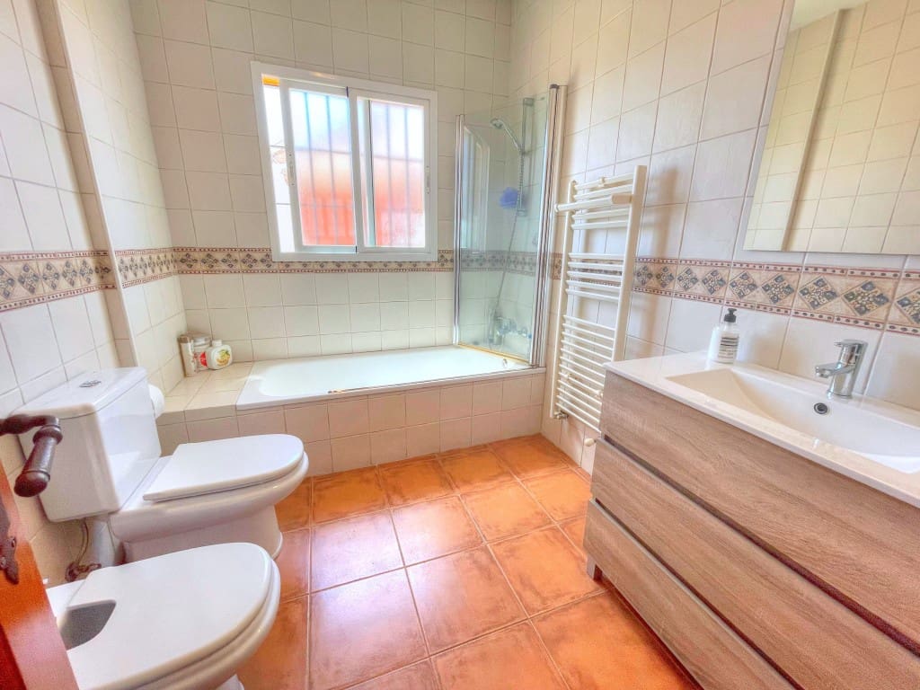 4 soveværelse Semi-Rækkehus til salg i Chilches med swimmingpool garage - € 690.000 (Ref: 9002866)