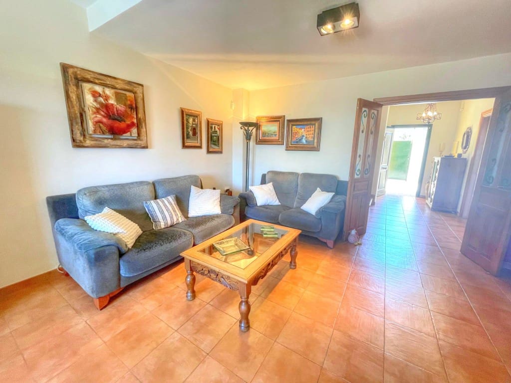 4 soveværelse Semi-Rækkehus til salg i Chilches med swimmingpool garage - € 690.000 (Ref: 9002866)