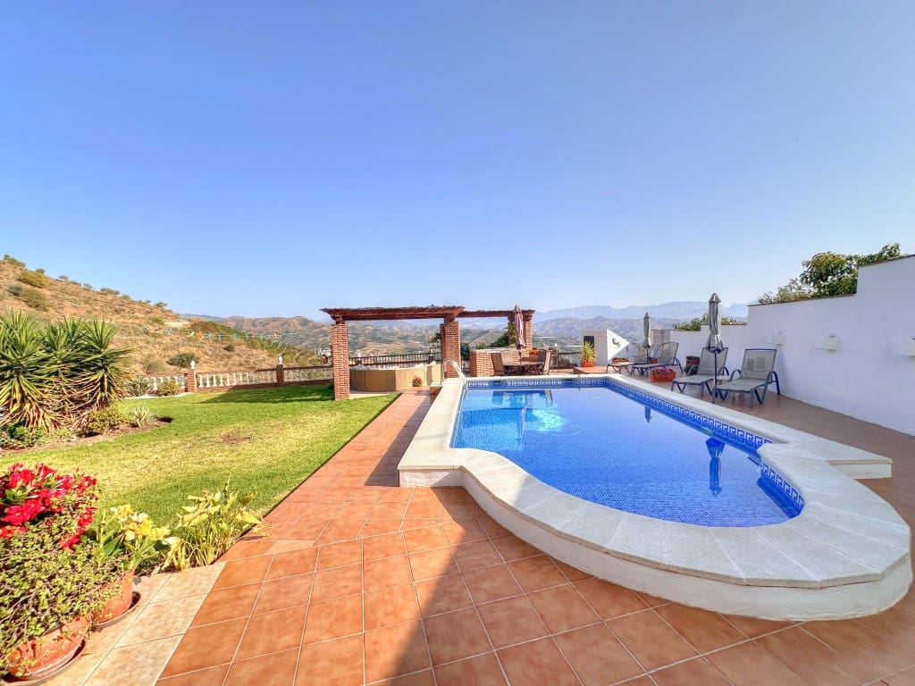 5 makuuhuone Maalaistalo myytävänä paikassa Iznate mukana uima-altaan - 545 000 € (Ref: 9084970)