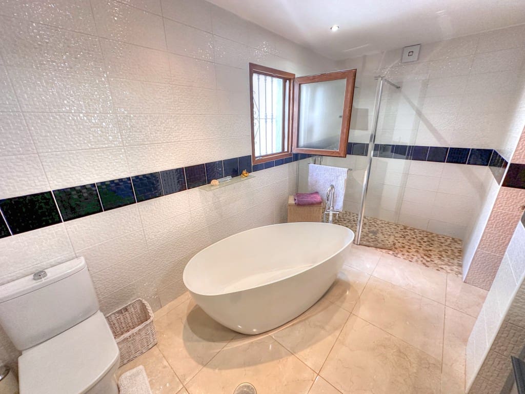 5 soveværelse Villa til salg i Iznate med swimmingpool - € 545.000 (Ref: 9084970)