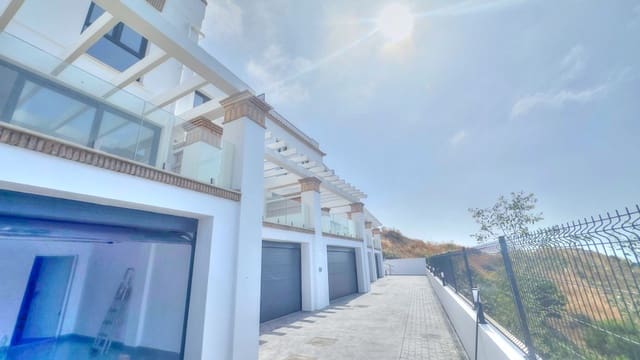 2 soveværelse Byhus til salg i Torrox-Costa, Torrox med swimmingpool garage - € 347.000 (Ref: 9111892)
