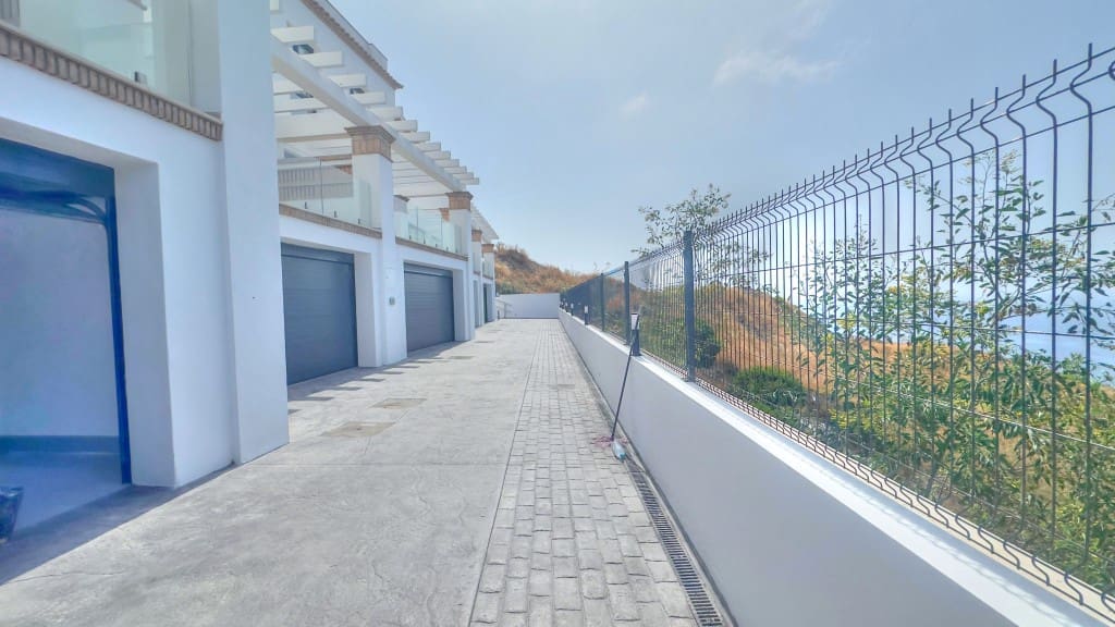 2 soveværelse Byhus til salg i Torrox-Costa med swimmingpool garage - € 347.000 (Ref: 9111892)