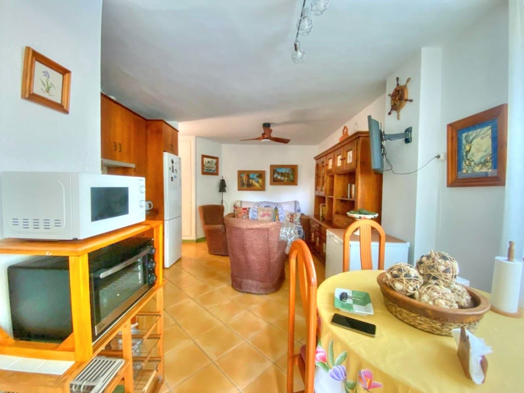 1 soveværelse Lejlighed til leje i Benajarafe med swimmingpool - € 650 (Ref: 9148965)